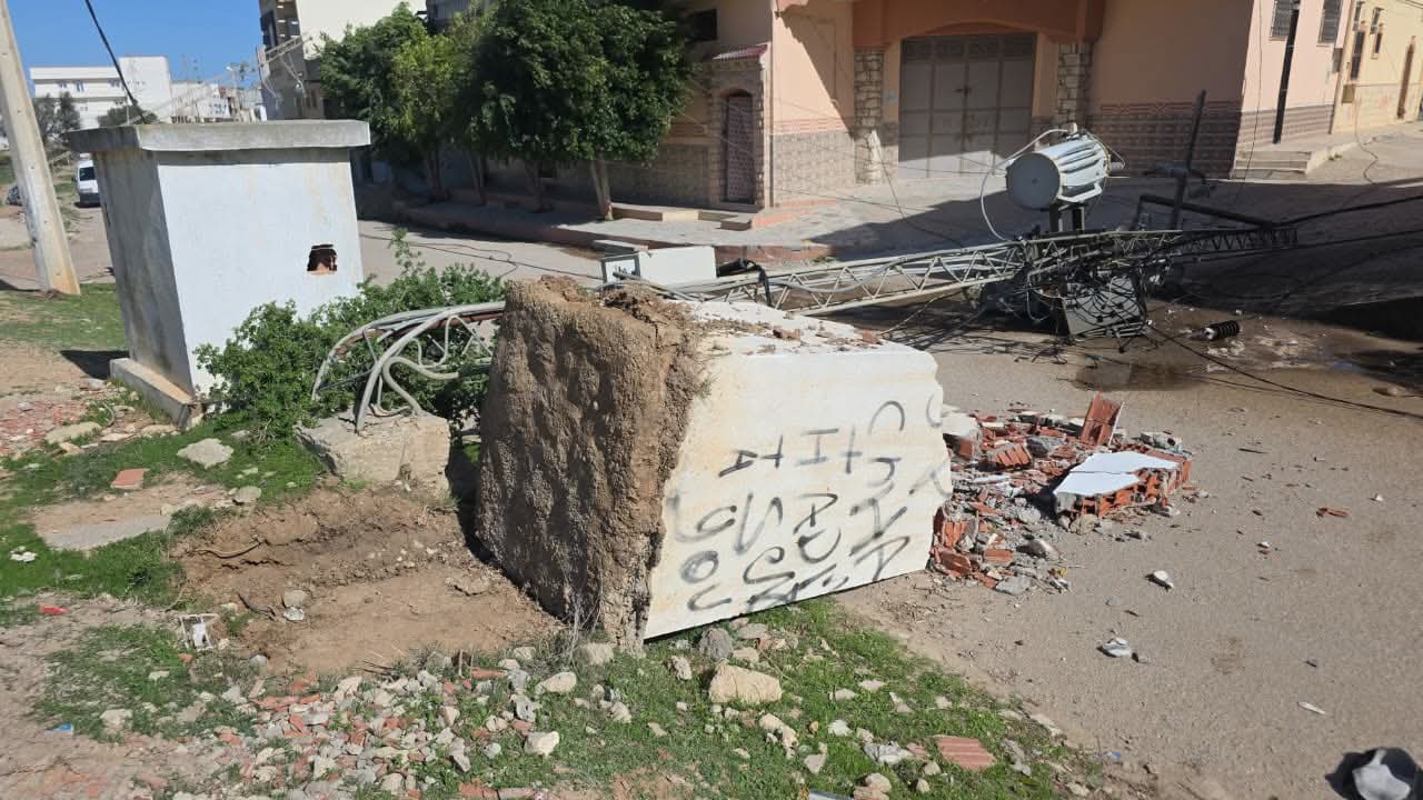 مساكن.. رياح قوية تتسبّب في سقوط محوّل وأعمدت كهربائية 